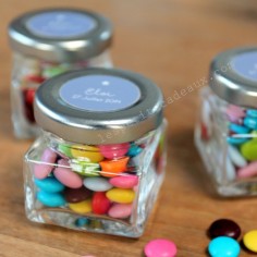 Le mini pot de confiture carré baptême