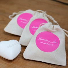 Le savon coeur dans sa pochette lin personnalisé