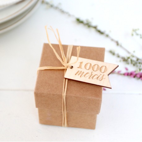 La petite boite cube kraft et son étiquette bois "1000 mercis"