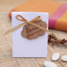 Mini pochette à dragée et son étiquette en bois personnalisée