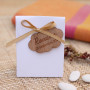 Mini pochette à dragée et son étiquette en bois personnalisée