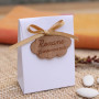 Mini pochette à dragée et son étiquette en bois personnalisée