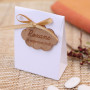Mini pochette à dragée et son étiquette en bois personnalisée