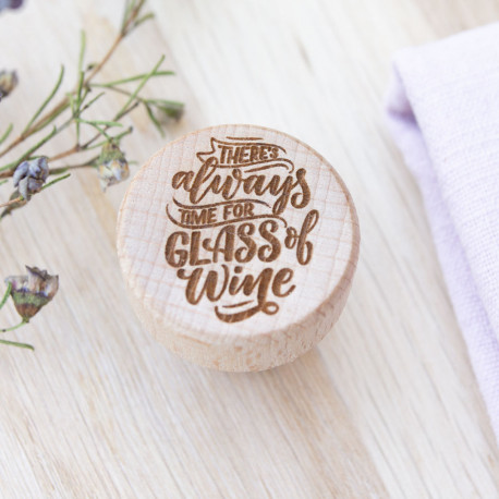 Bouchon de vin en bois avec des citation sur le vin 