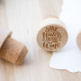 Bouchon de vin en bois avec des citation sur le vin 