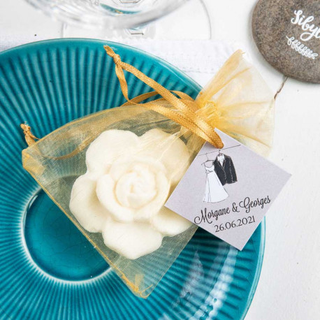 Petit savon fleur dans son pochon personnalisé